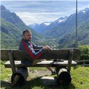 Profesor titulado, especializado en la enseñanza de idiomas. Ofrezco clases de euskera e inglés